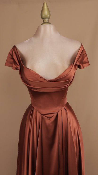 Vestido largo satinado al hombro con corset