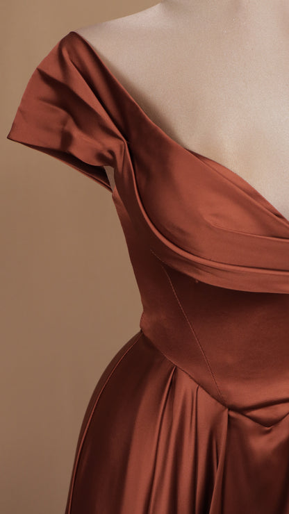 Vestido largo satinado al hombro con corset