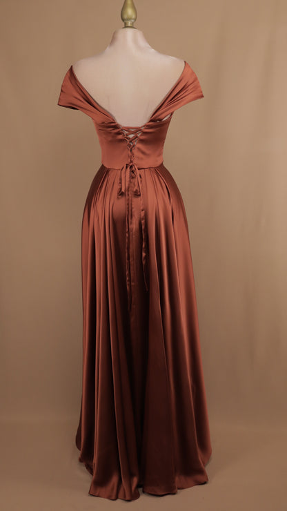 Vestido largo satinado al hombro con corset