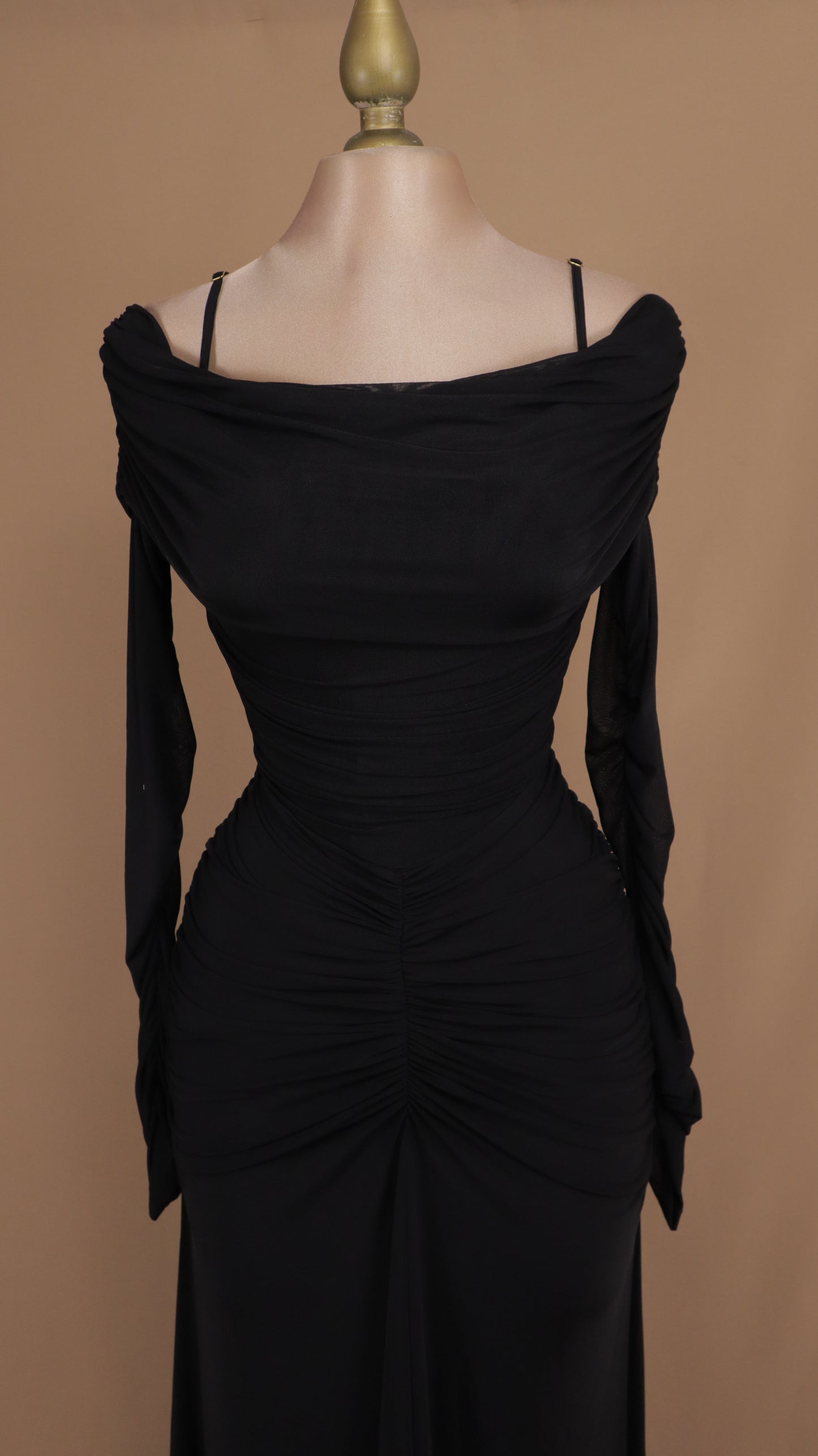 Vestido largo corrugado al hombro con manga larga