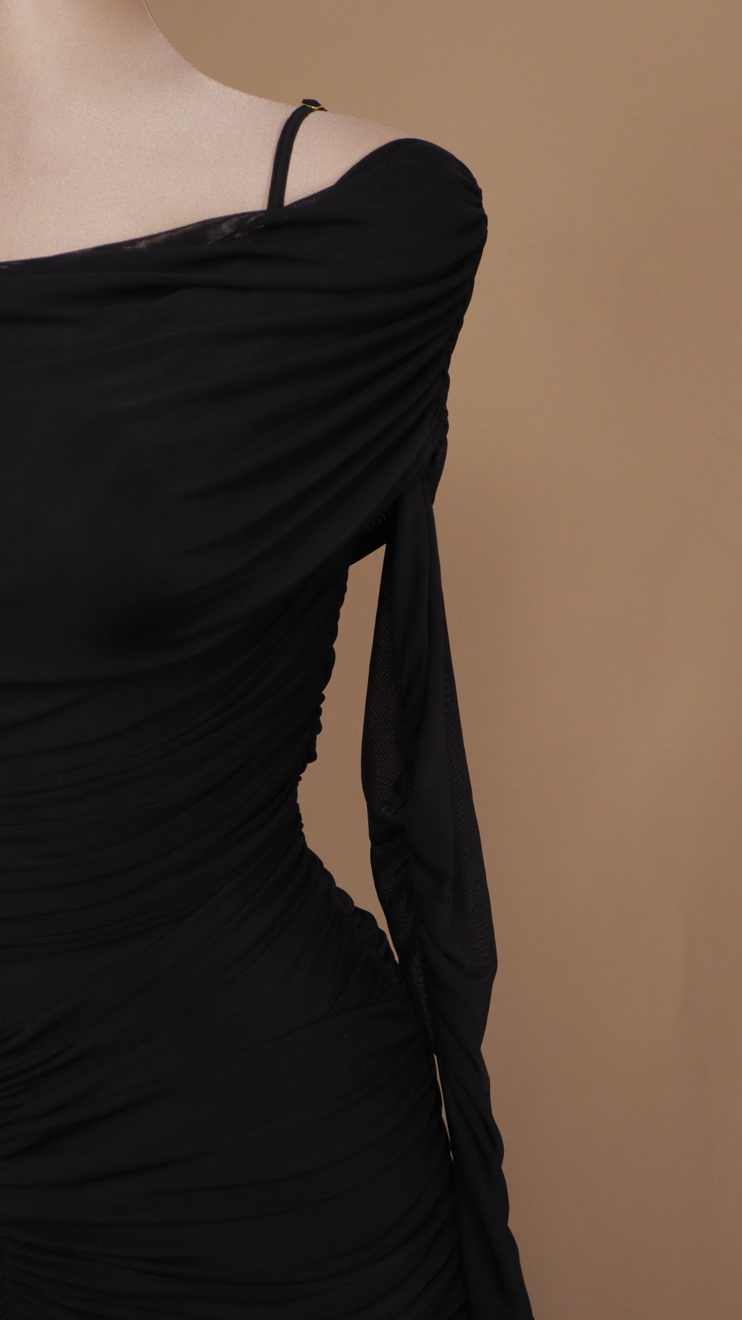 Vestido largo corrugado al hombro con manga larga