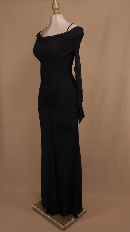 Vestido largo corrugado al hombro con manga larga
