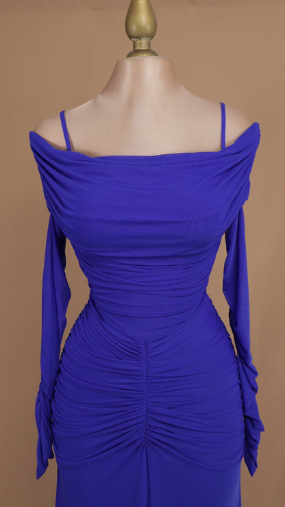 Vestido largo corrugado al hombro con manga larga