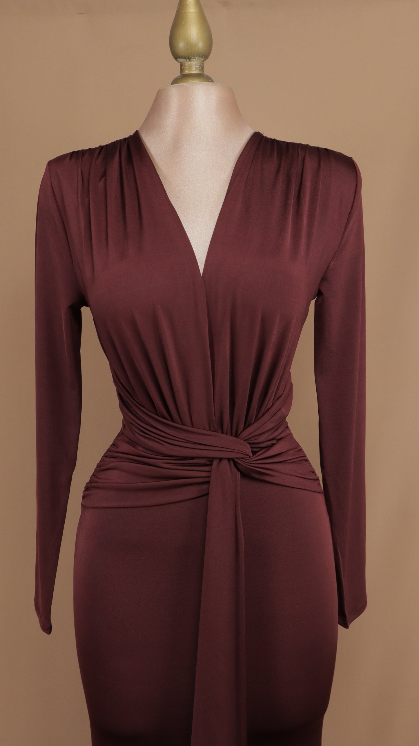 Vestido largo manga larga de licra con escote en V