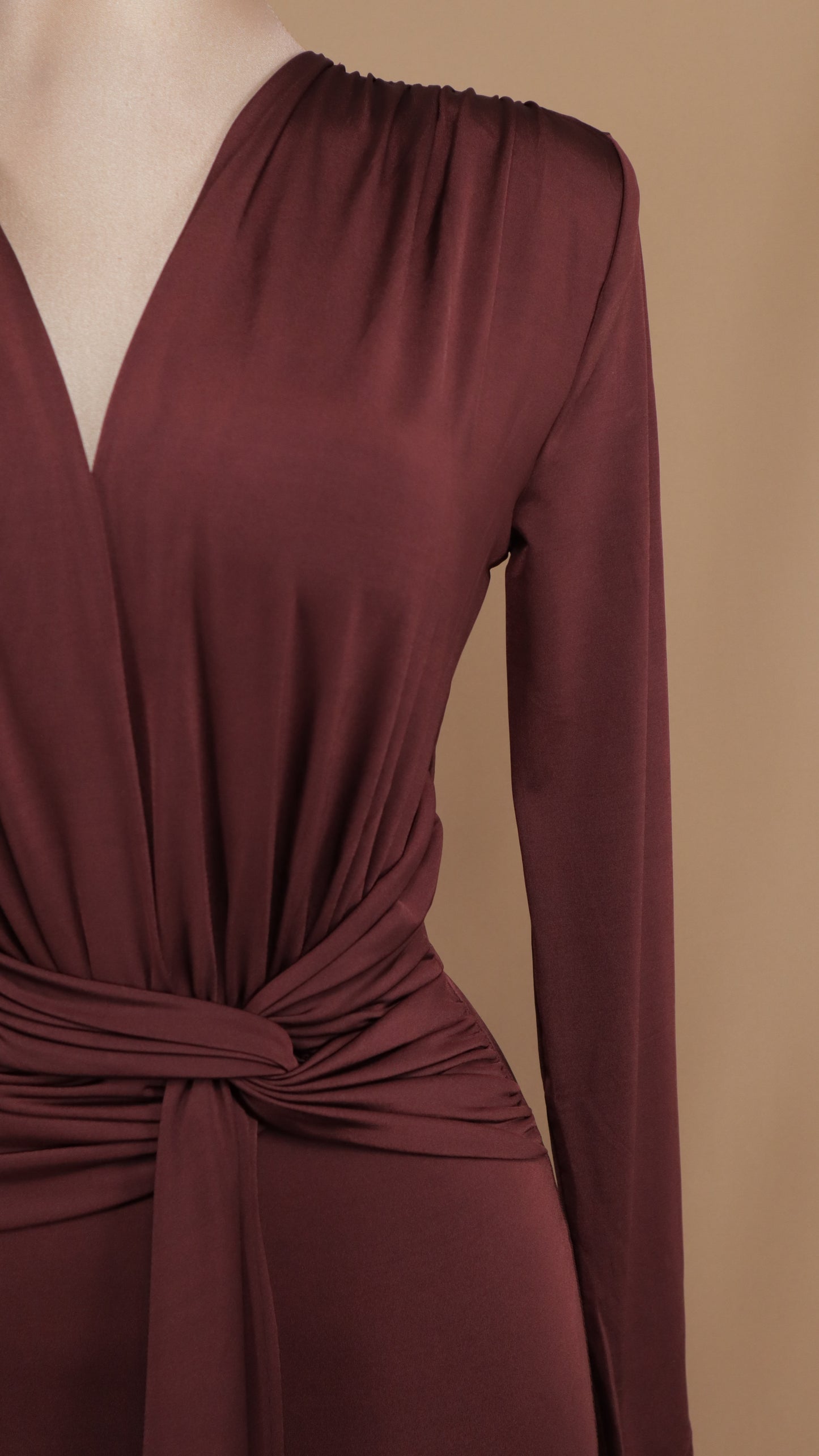 Vestido largo manga larga de licra con escote en V