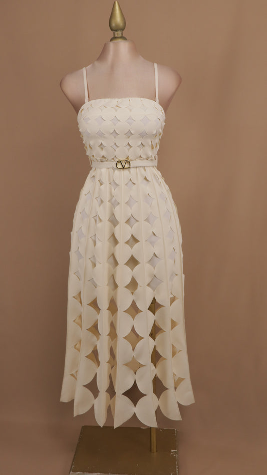 Vestido midi con diseño en círculos y cinto