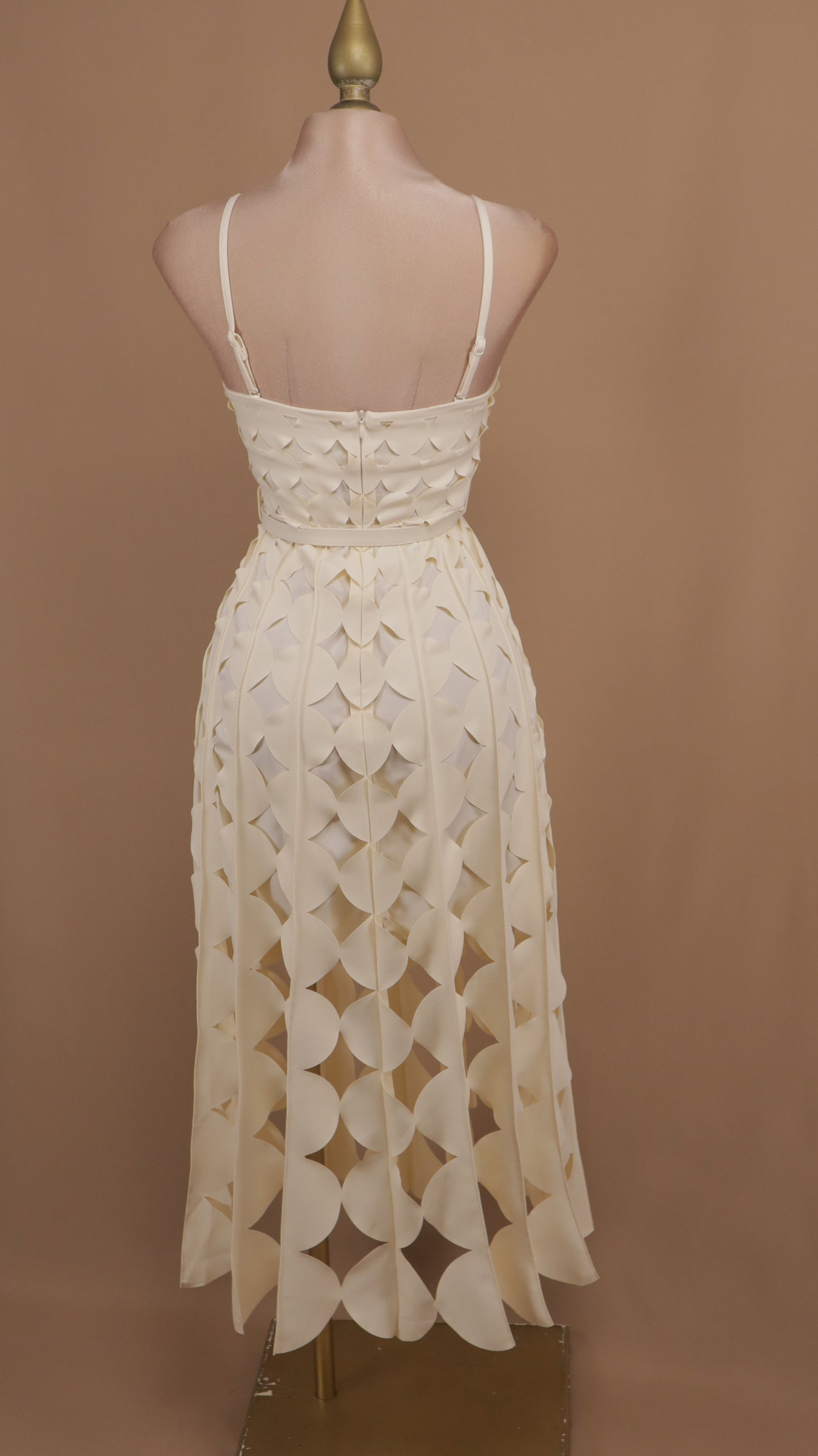 Vestido midi con diseño en círculos y cinto