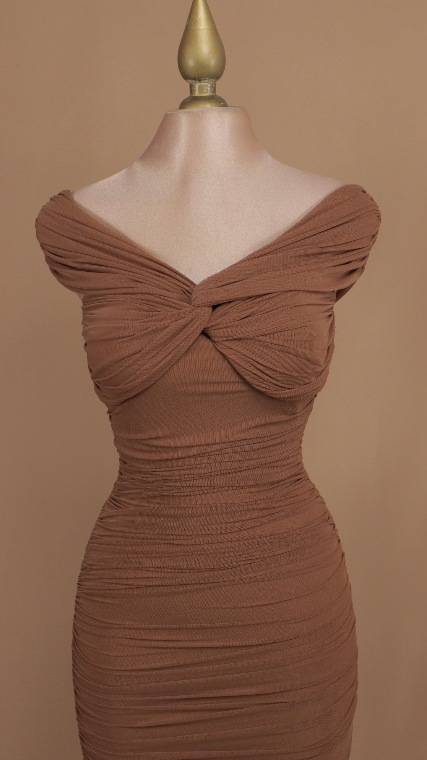 Vestido midi corrugado al hombro