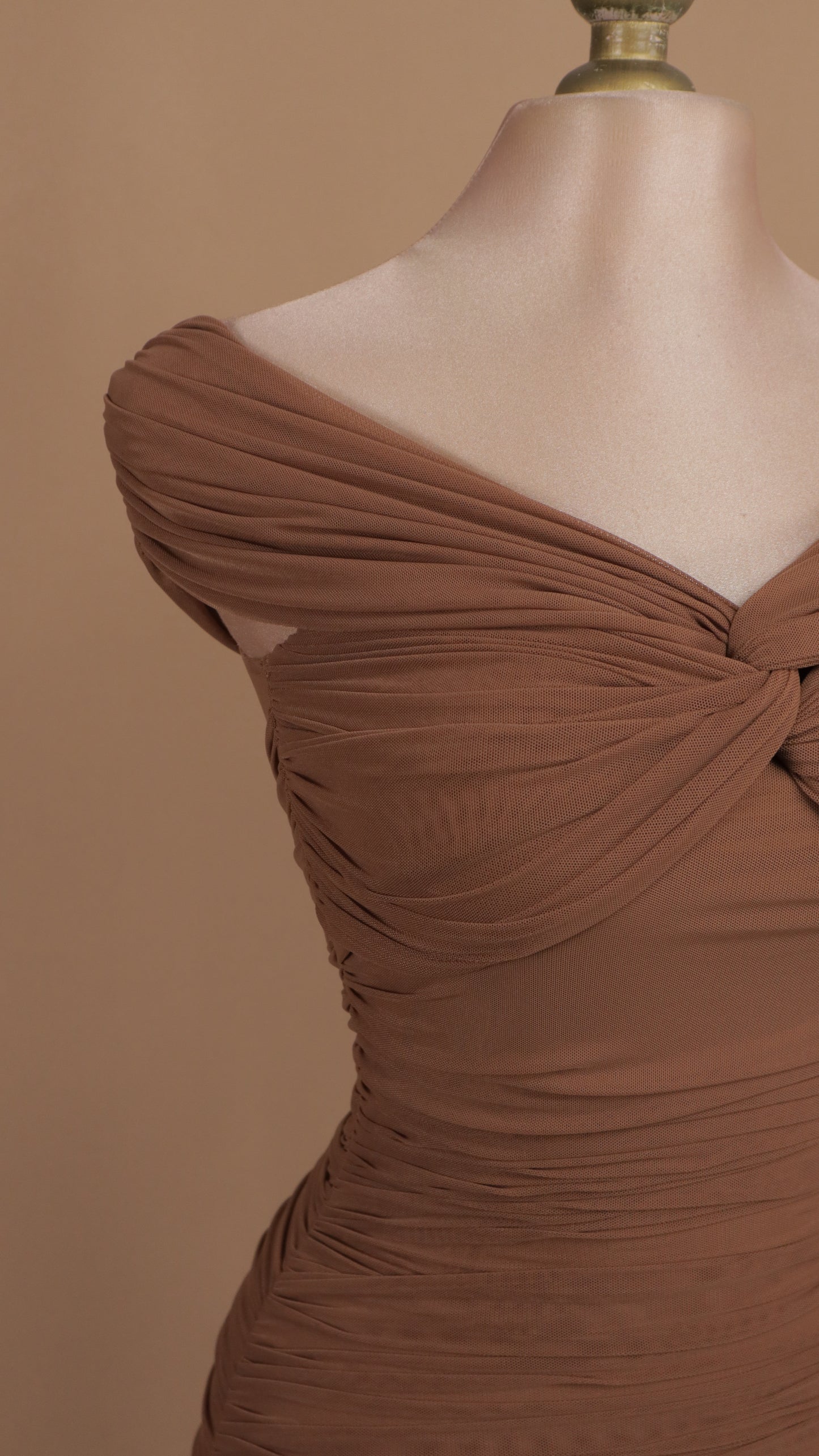 Vestido midi corrugado al hombro