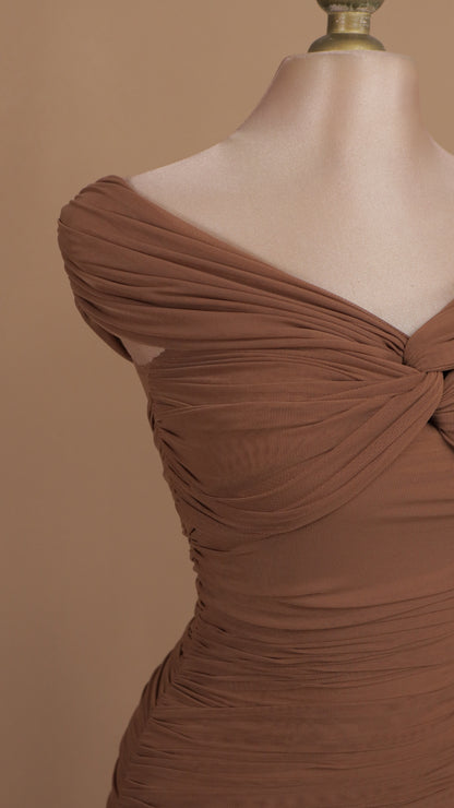 Vestido midi corrugado al hombro