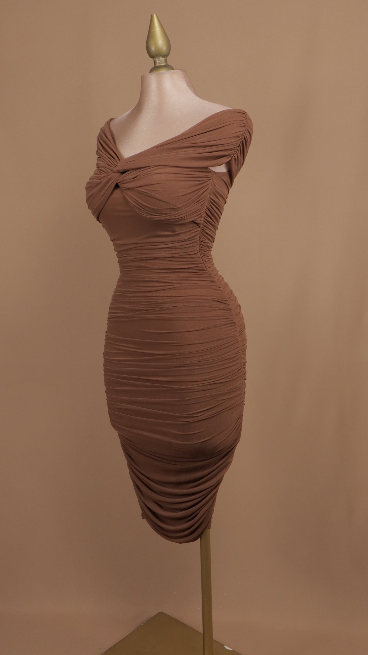 Vestido midi corrugado al hombro