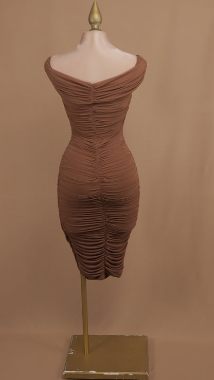 Vestido midi corrugado al hombro