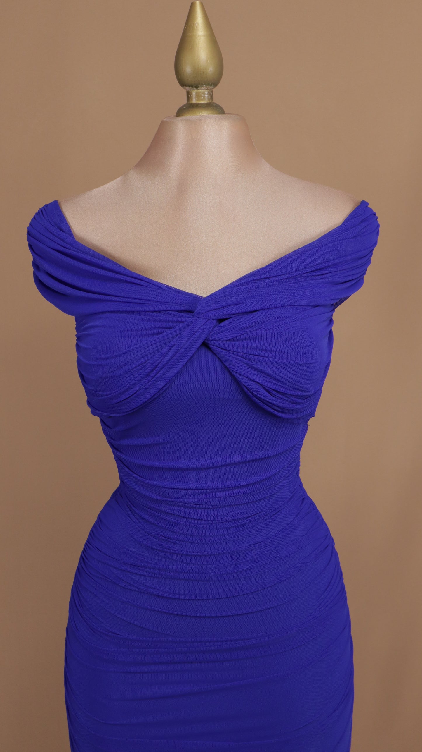 Vestido midi corrugado al hombro