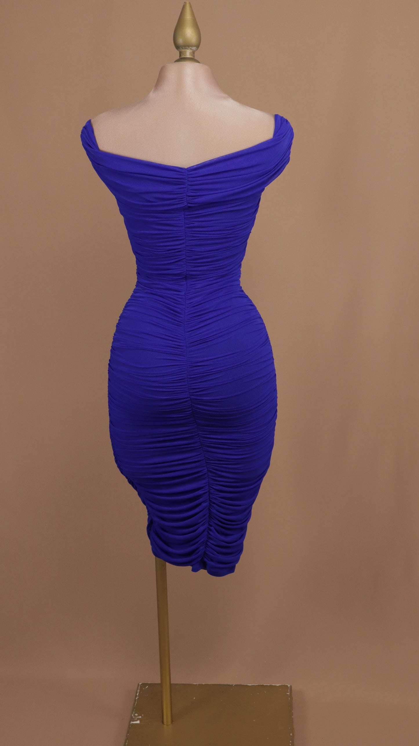 Vestido midi corrugado al hombro