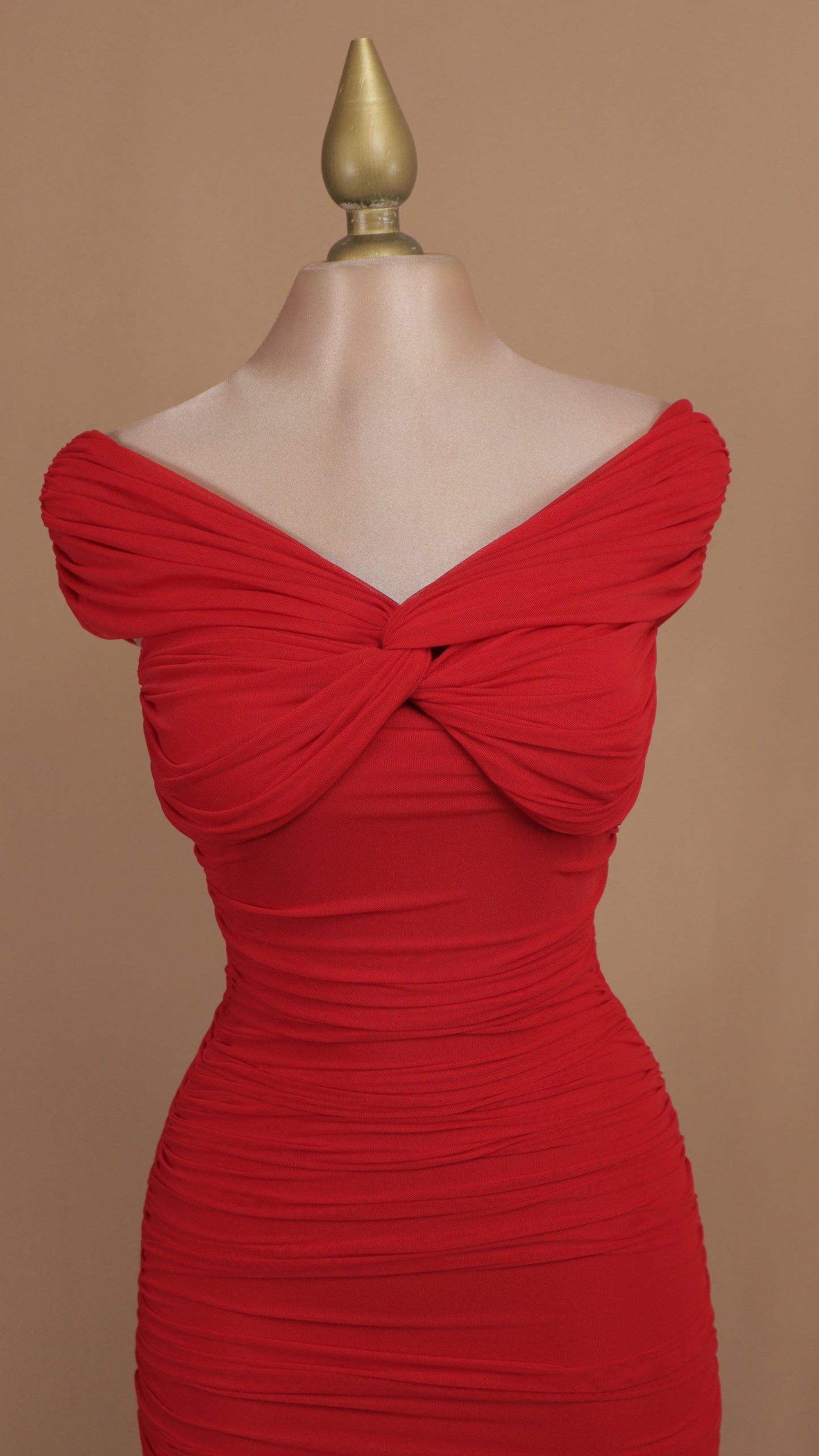 Vestido midi corrugado al hombro