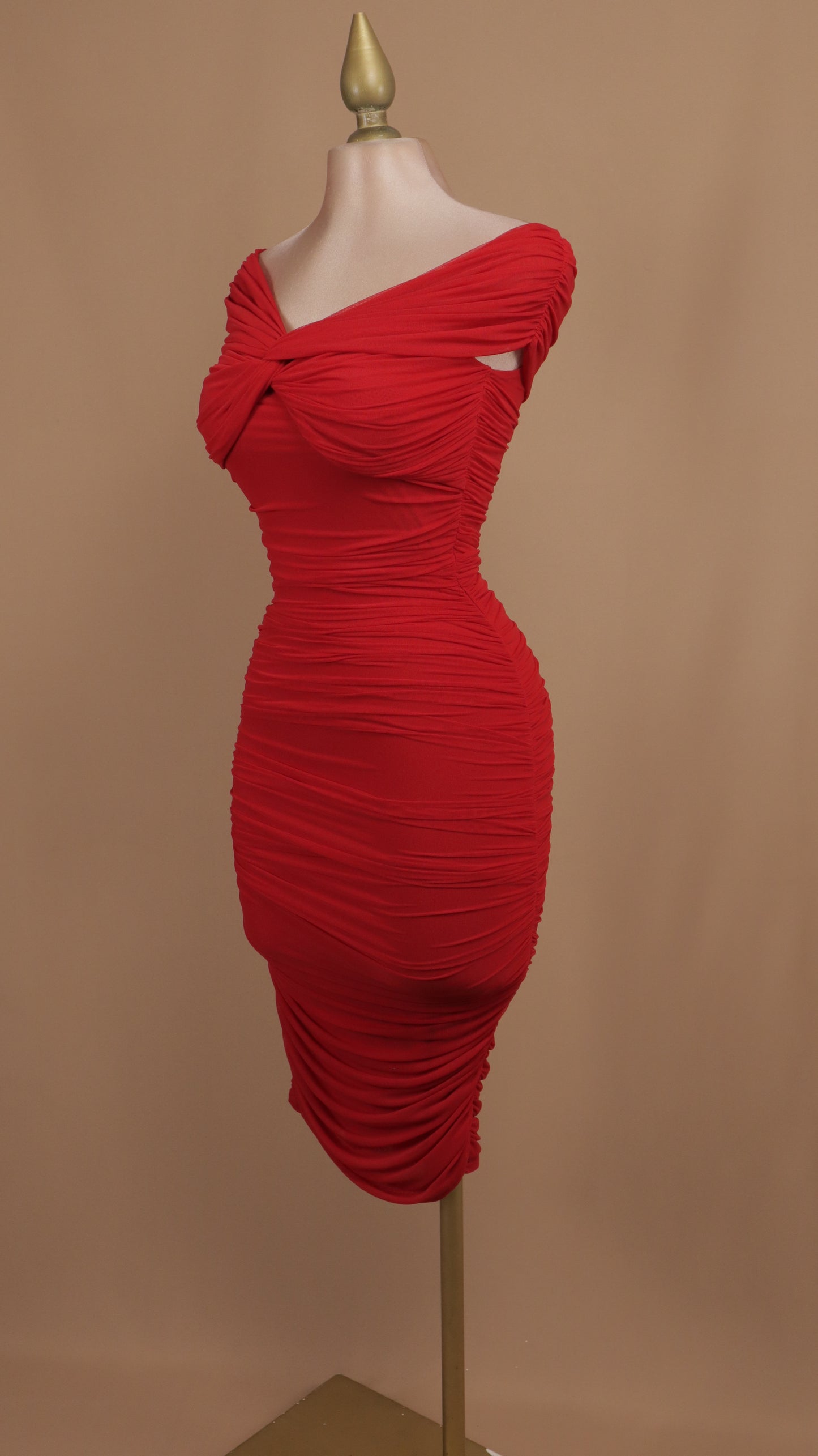 Vestido midi corrugado al hombro