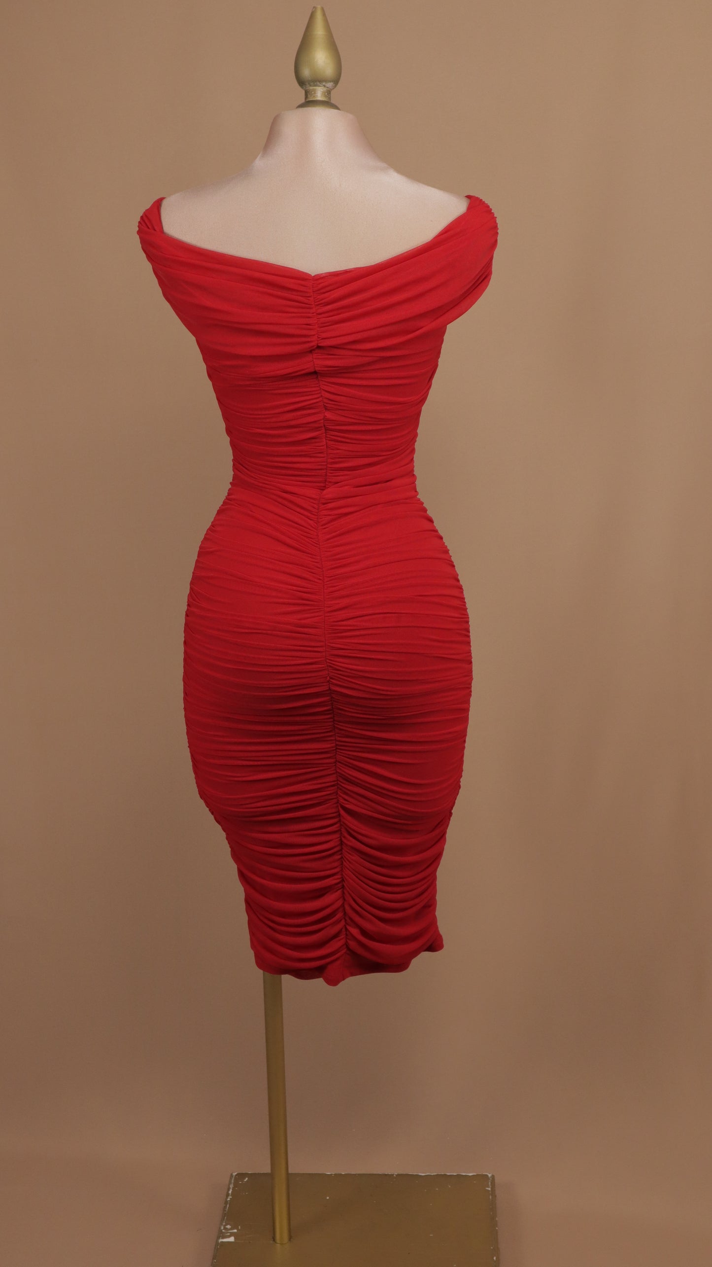 Vestido midi corrugado al hombro
