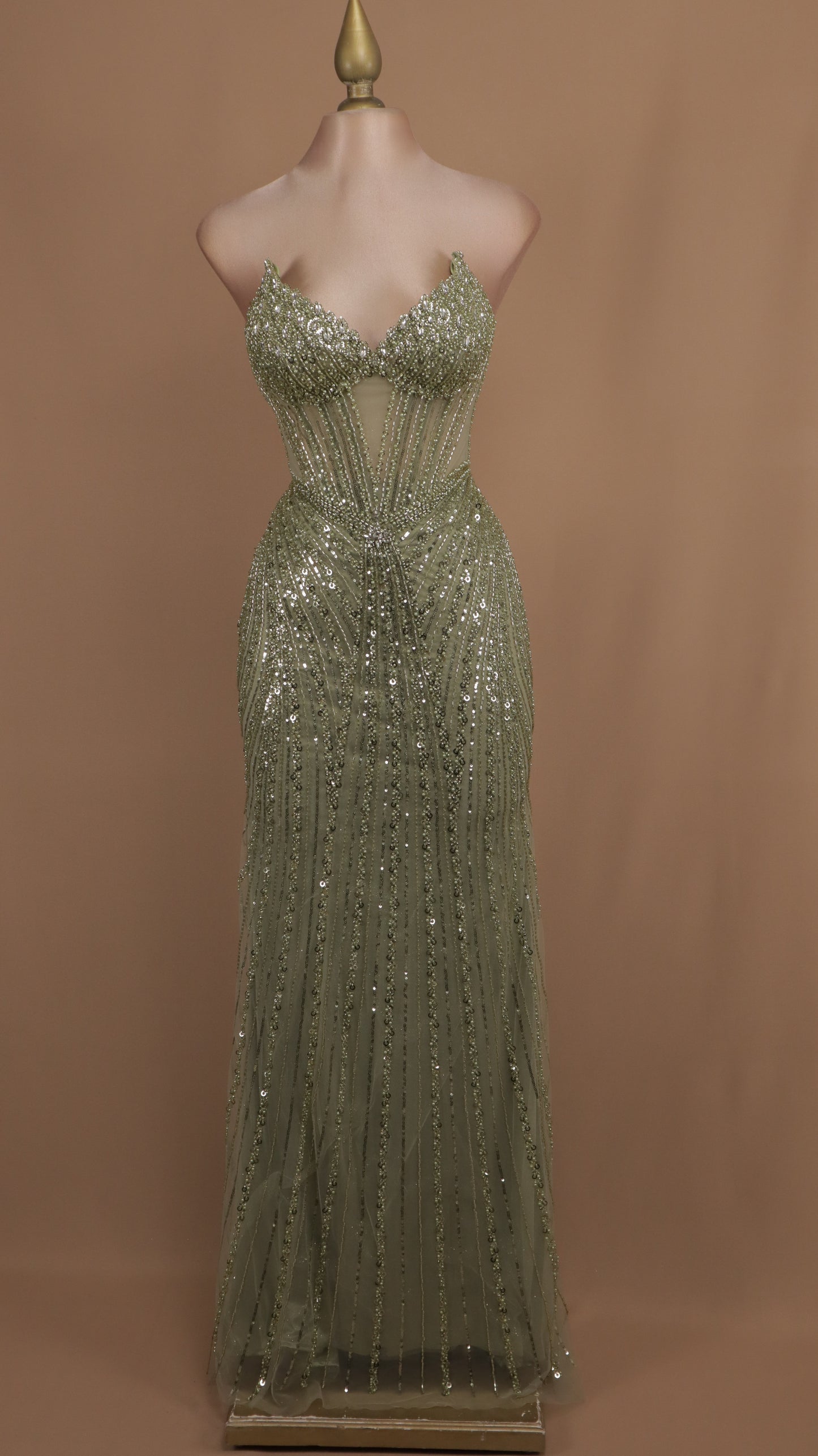 Vestido largo con pedrería y corset