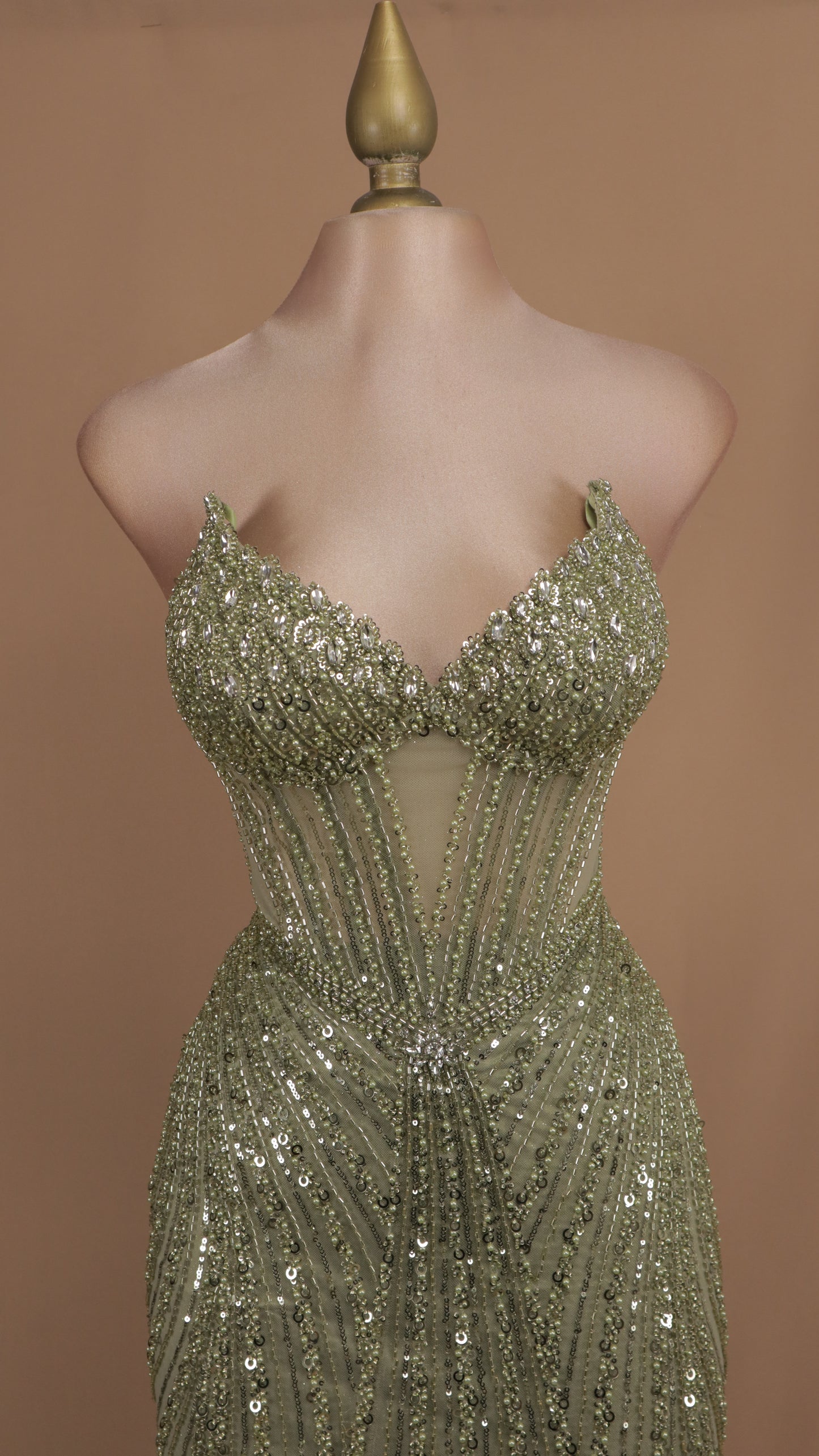 Vestido largo con pedrería y corset