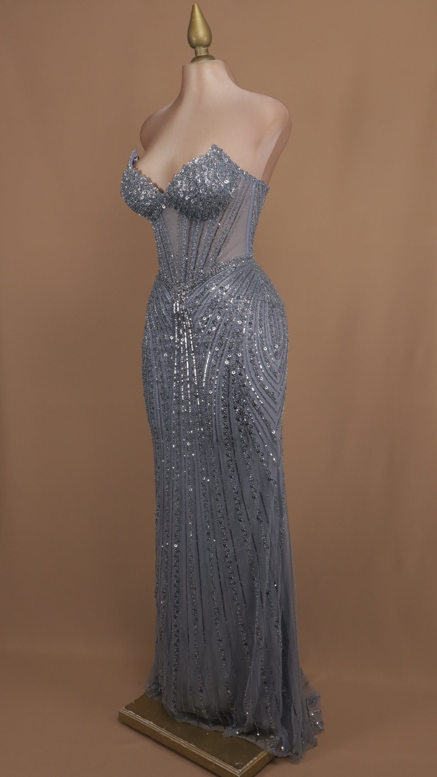 Vestido largo con pedrería y corset