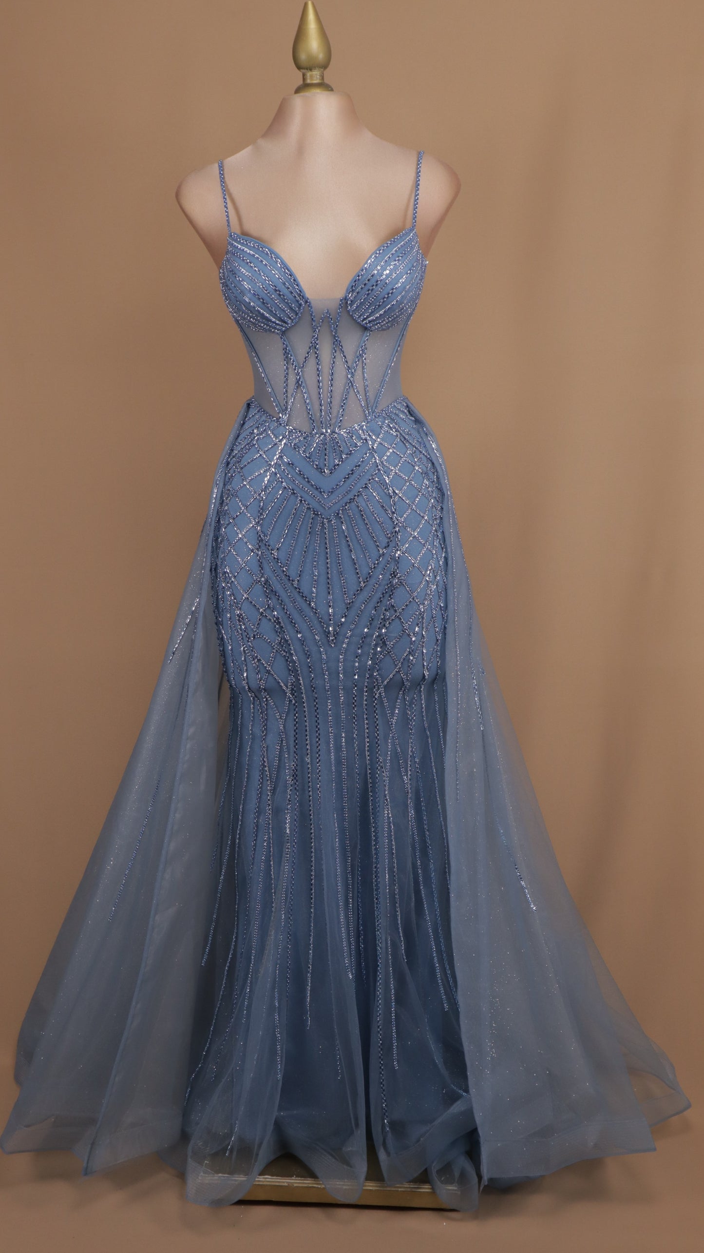 Vestido largo con cauda y aplicación