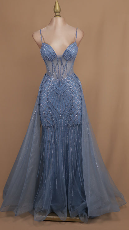 Vestido largo con cauda y aplicación