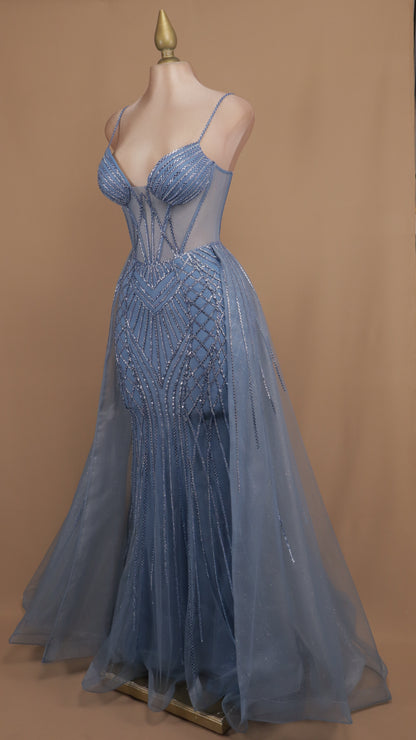 Vestido largo con cauda y aplicación