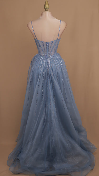 Vestido largo con cauda y aplicación