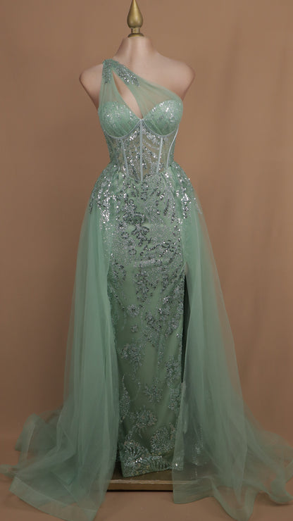 Vestido largo asimétrico con capa en falda