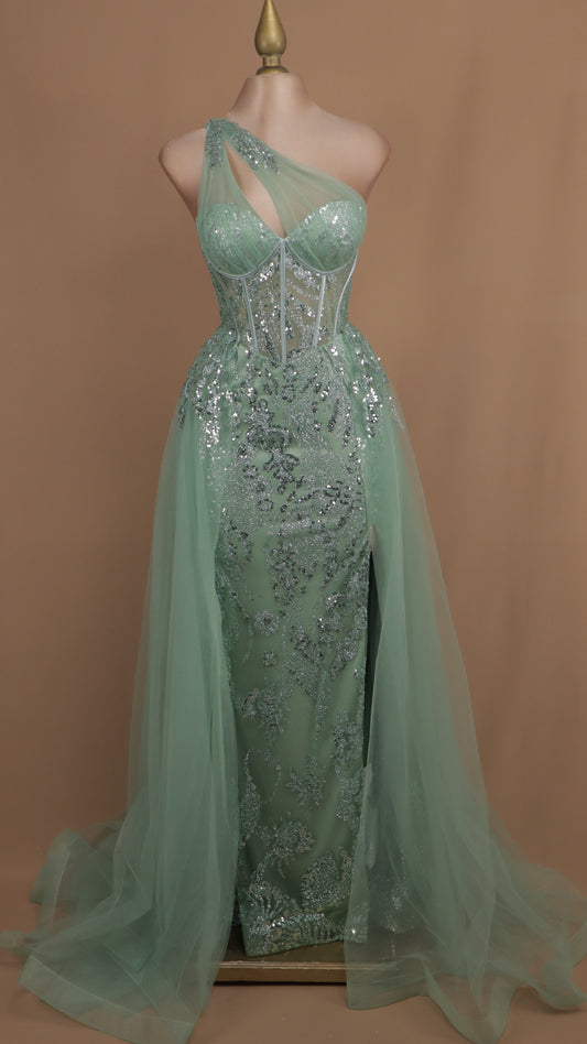 Vestido largo asimétrico con capa en falda
