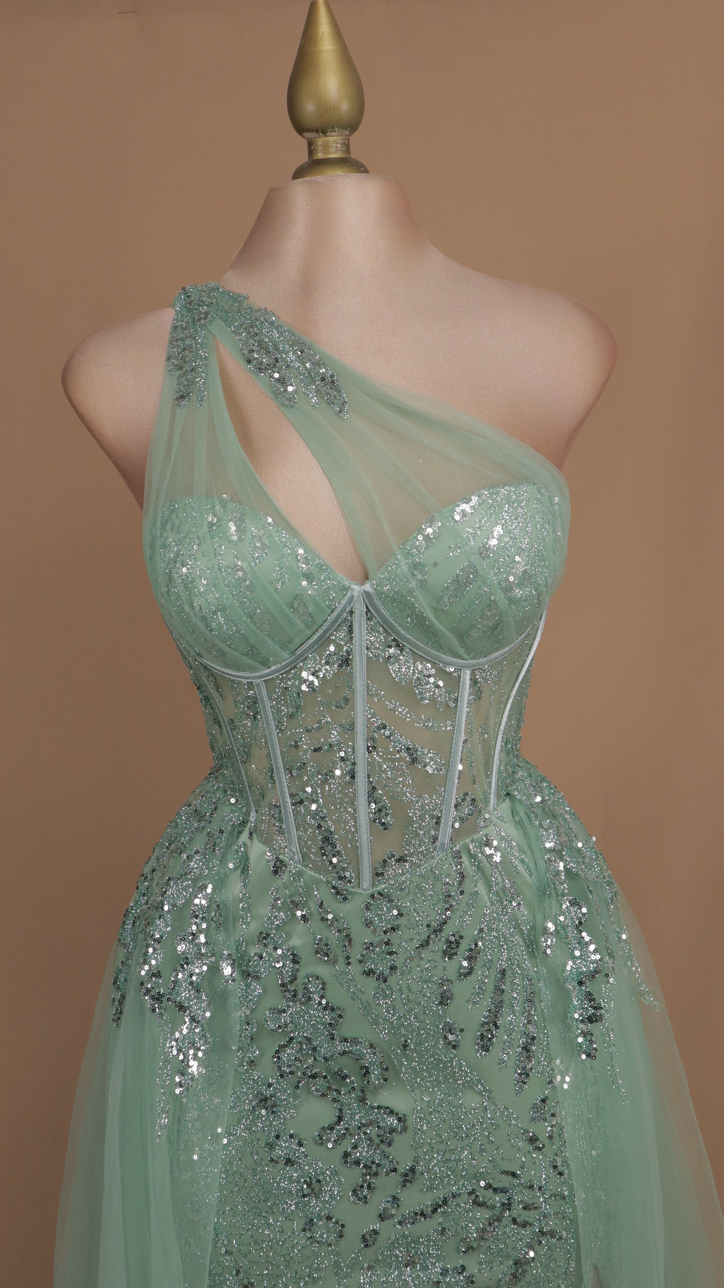 Vestido largo asimétrico con capa en falda