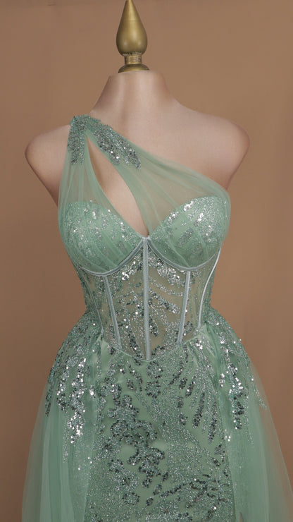 Vestido largo asimétrico con capa en falda