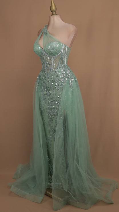 Vestido largo asimétrico con capa en falda