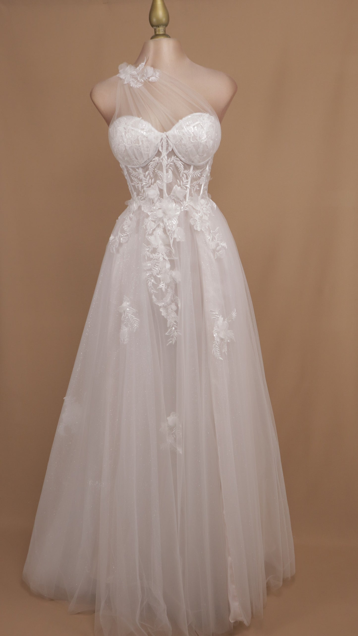 Vestido largo de novia escote asimétrico y aplicación en 3D
