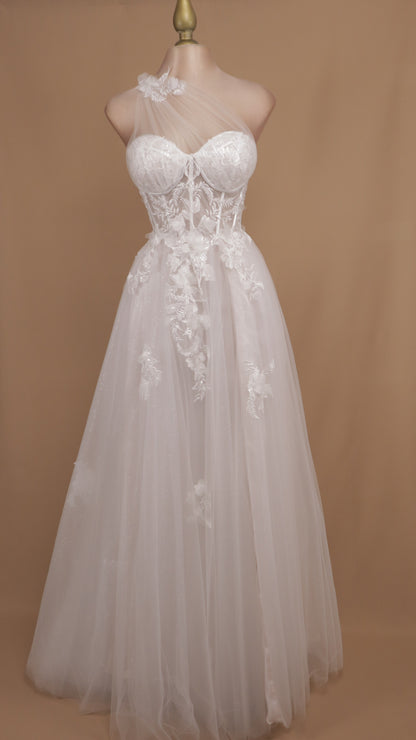 Vestido largo de novia escote asimétrico y aplicación en 3D