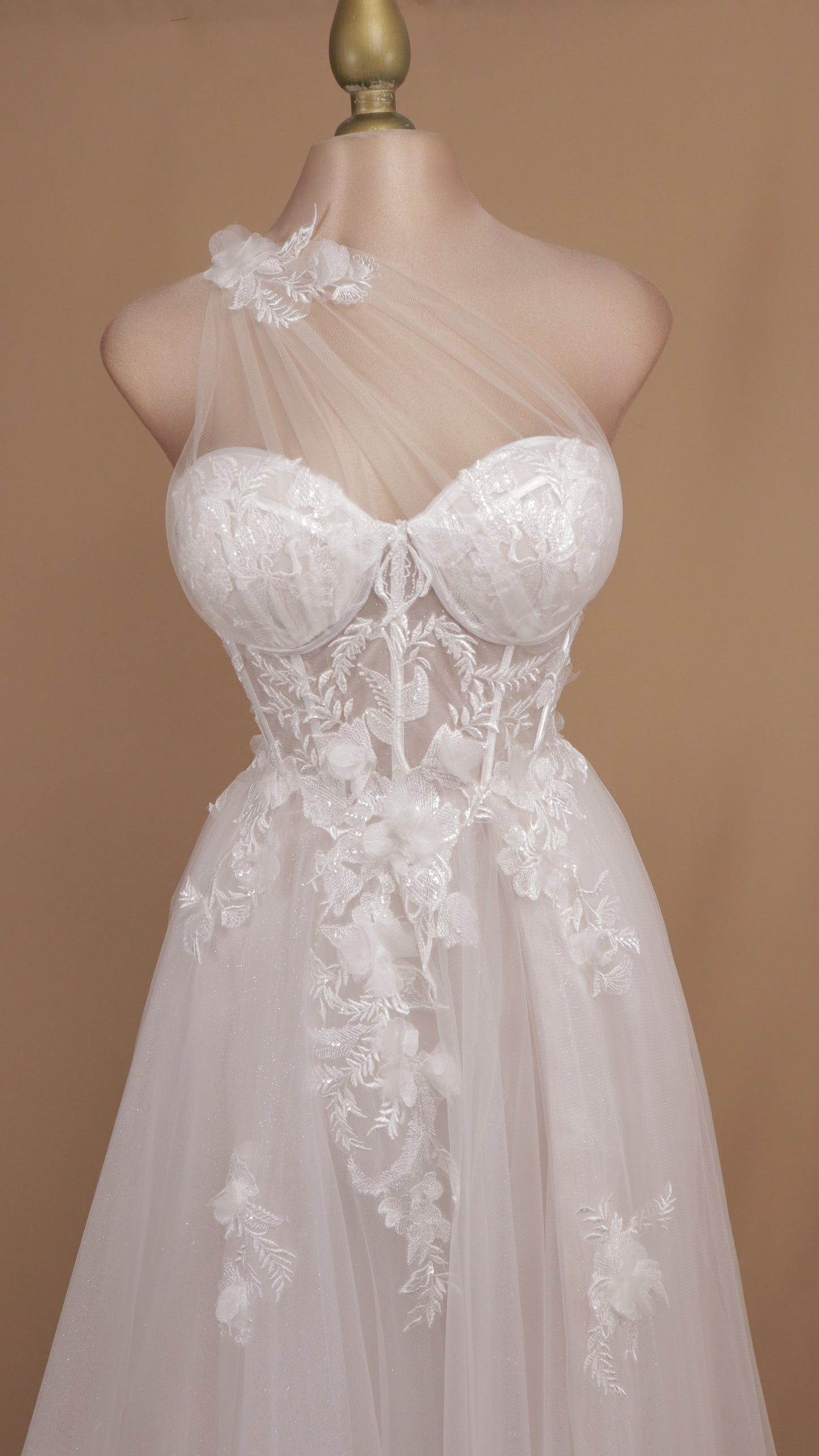 Vestido largo de novia escote asimétrico y aplicación en 3D