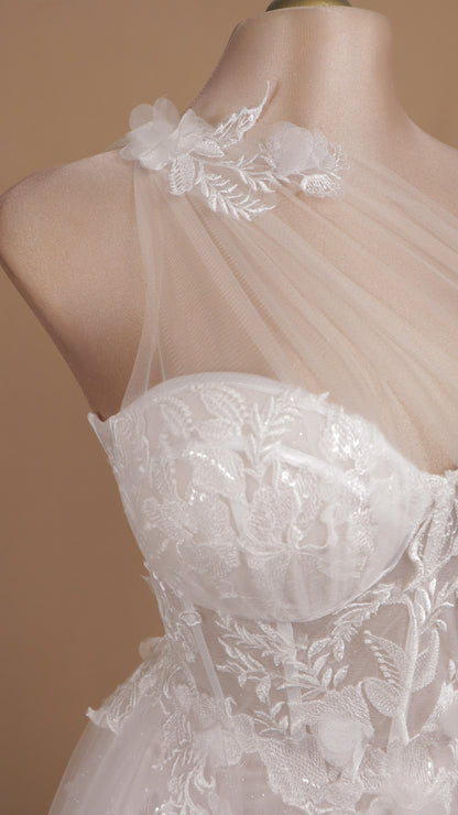 Vestido largo de novia escote asimétrico y aplicación en 3D