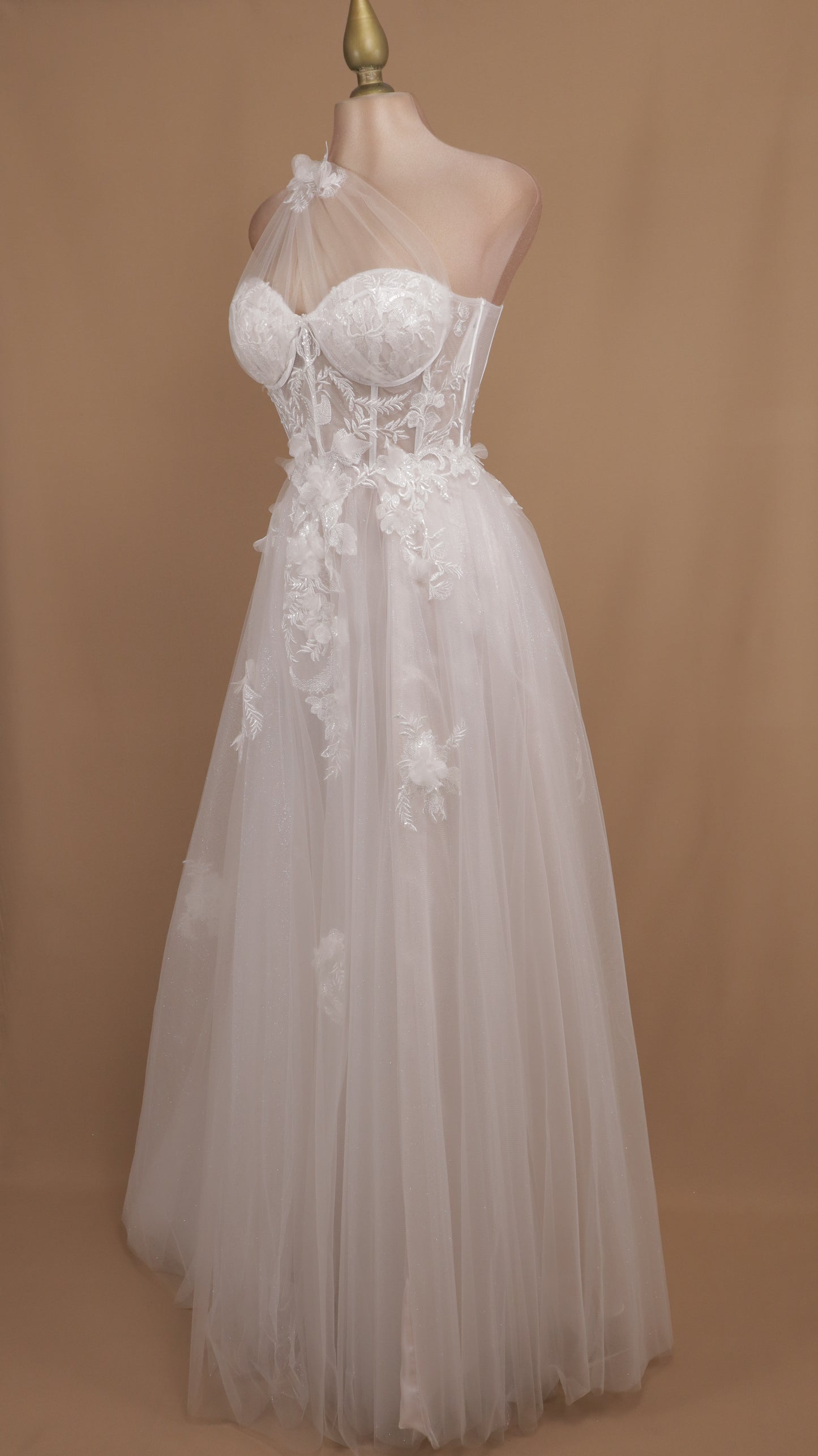 Vestido largo de novia escote asimétrico y aplicación en 3D