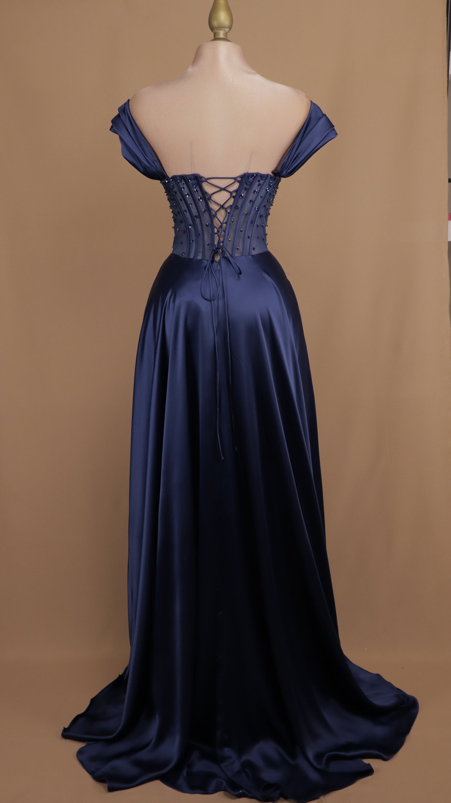 Vestido largo linea A con aplicación en busto