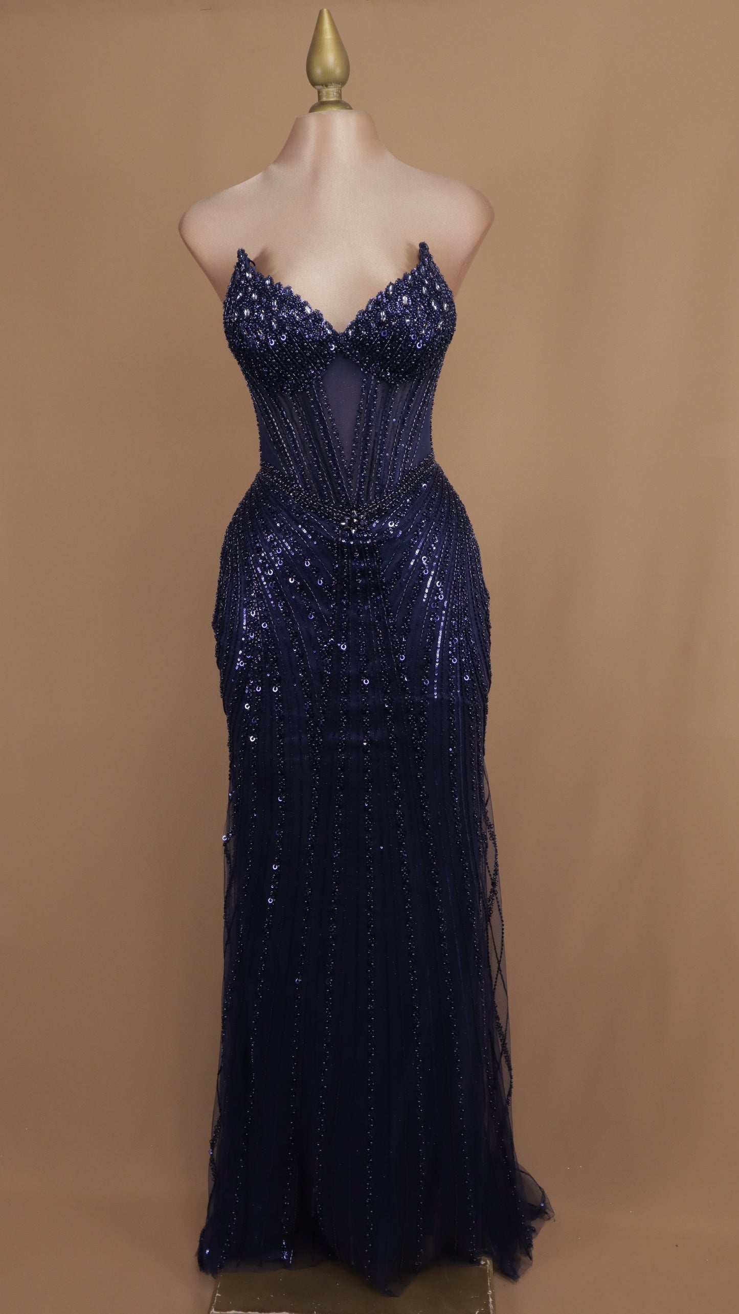 Vestido largo con pedrería y corset