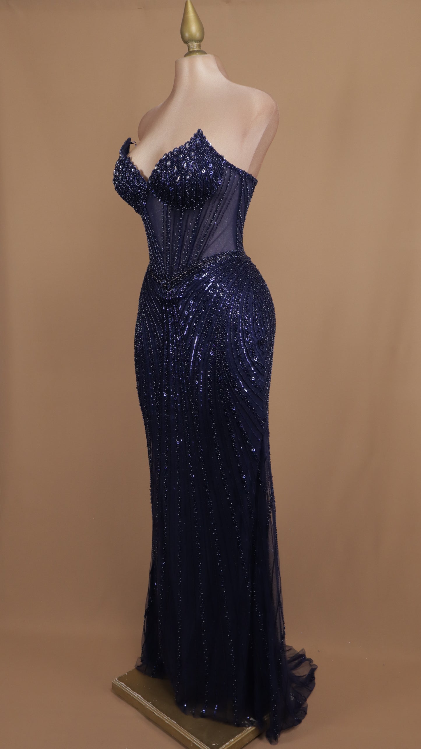 Vestido largo con pedrería y corset