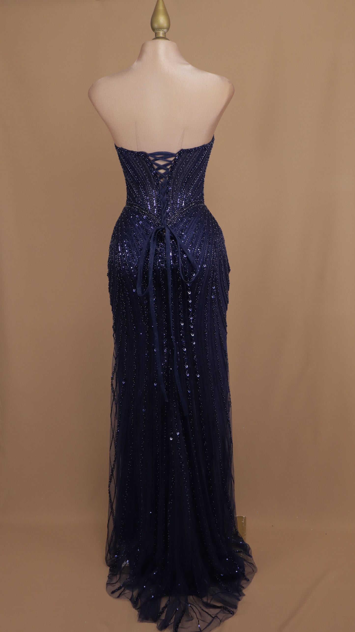 Vestido largo con pedrería y corset