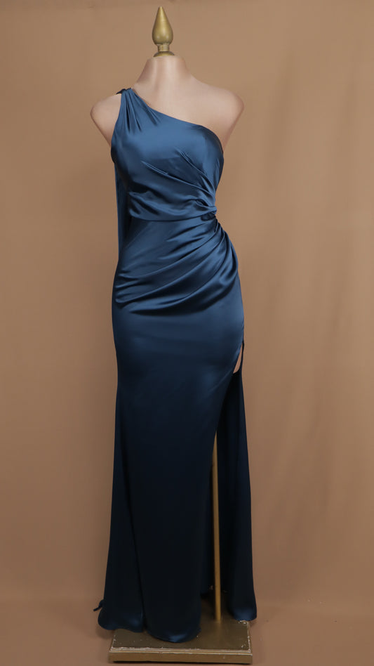 Vestido largo con escote asimétrico y cauda en espalda