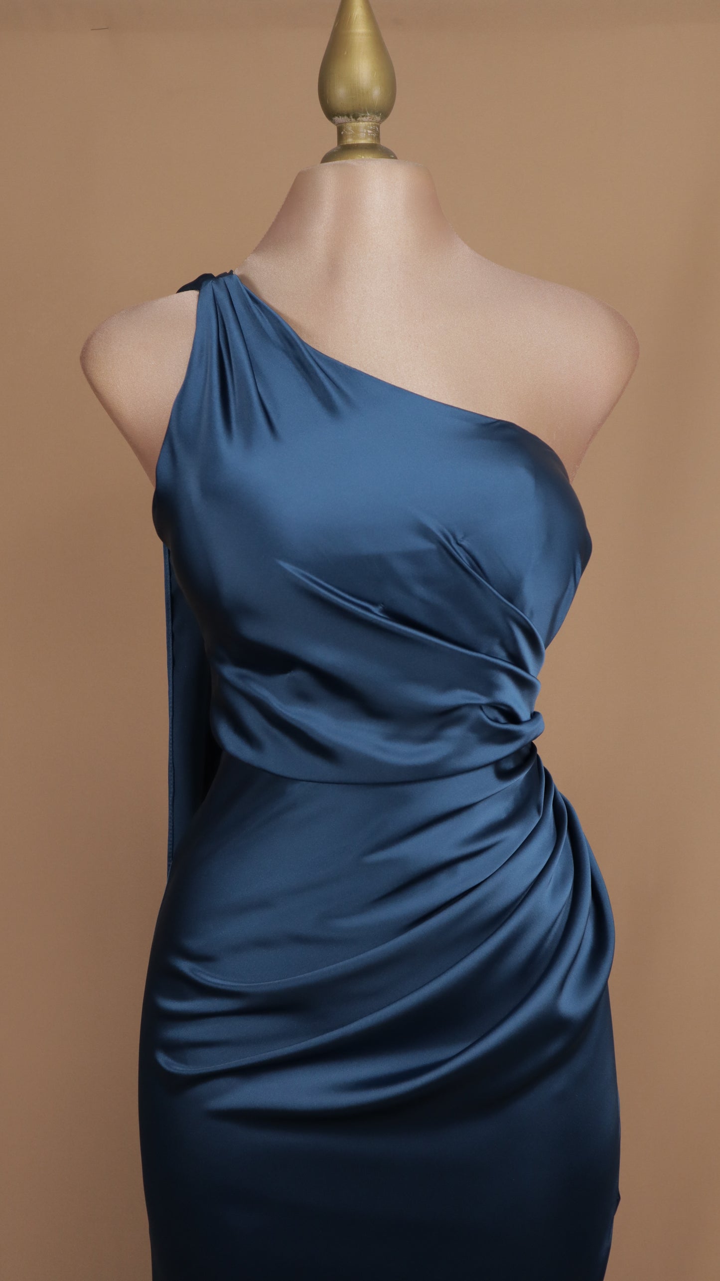 Vestido largo con escote asimétrico y cauda en espalda