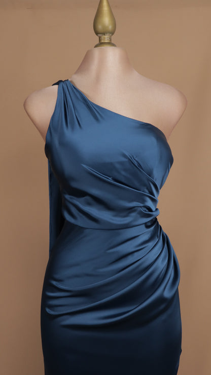 Vestido largo con escote asimétrico y cauda en espalda