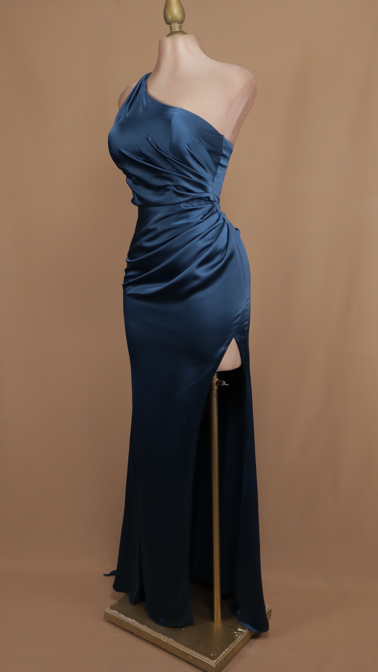 Vestido largo con escote asimétrico y cauda en espalda