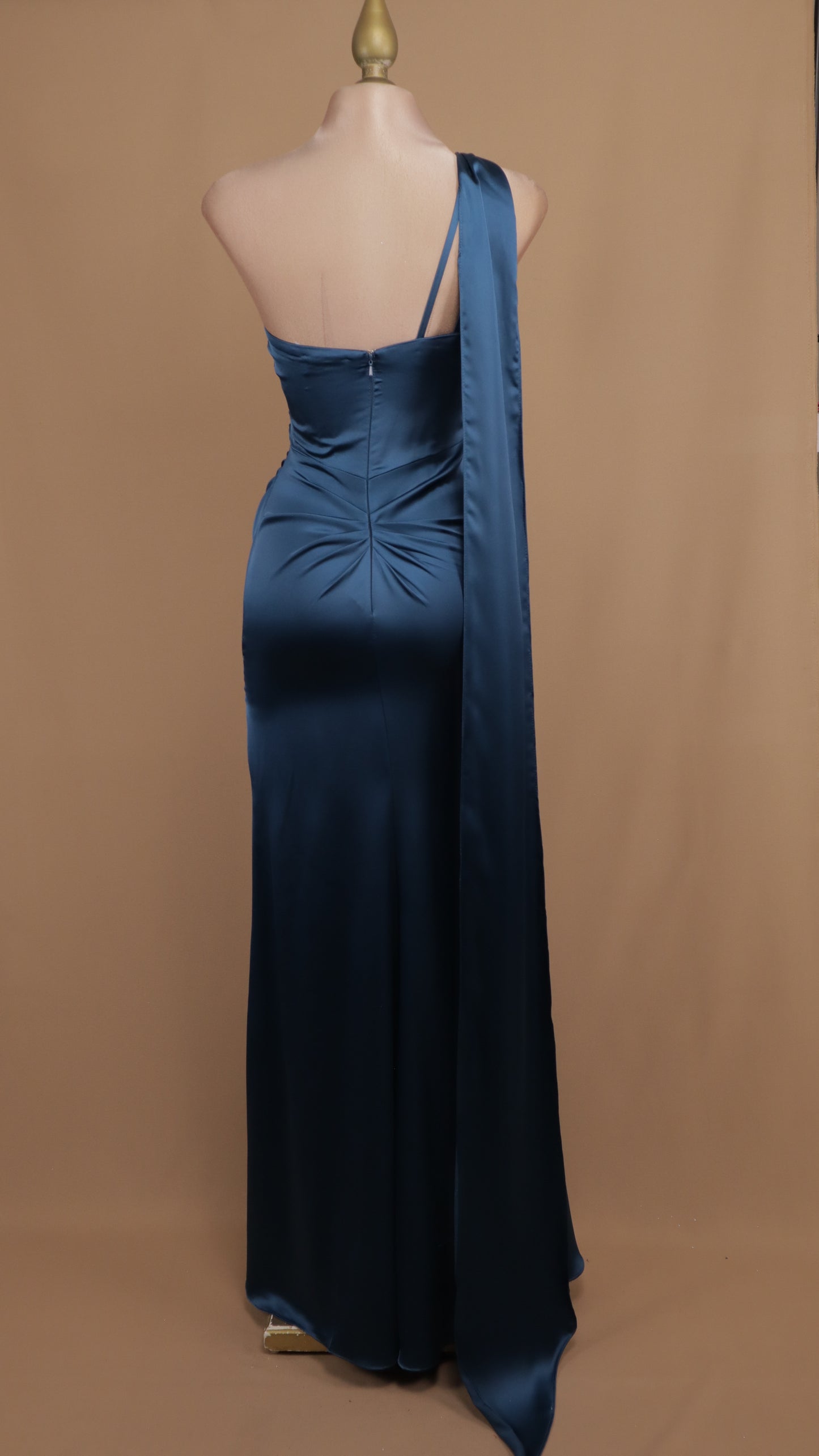 Vestido largo con escote asimétrico y cauda en espalda