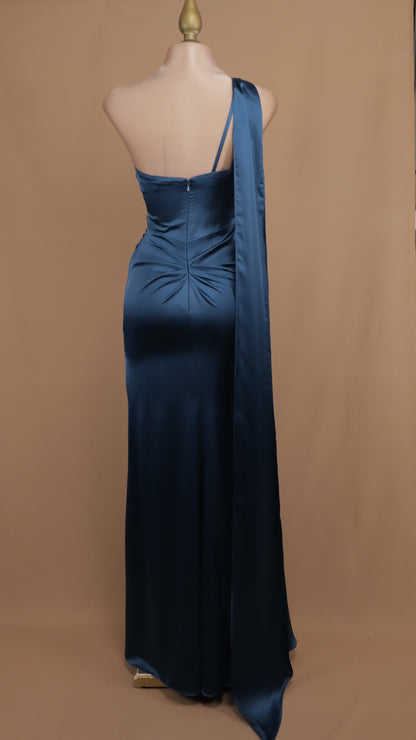 Vestido largo con escote asimétrico y cauda en espalda