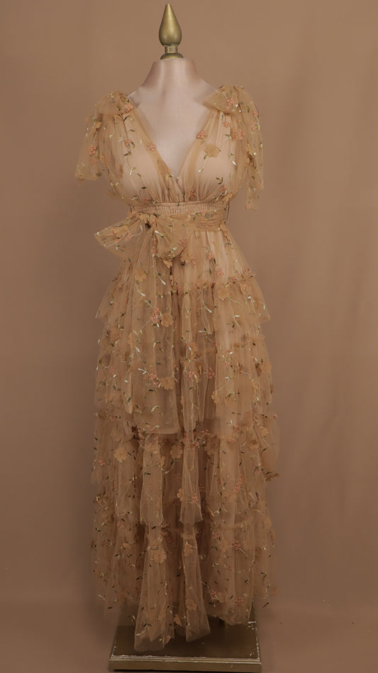 Vestido largo con olanes y bordado en tul