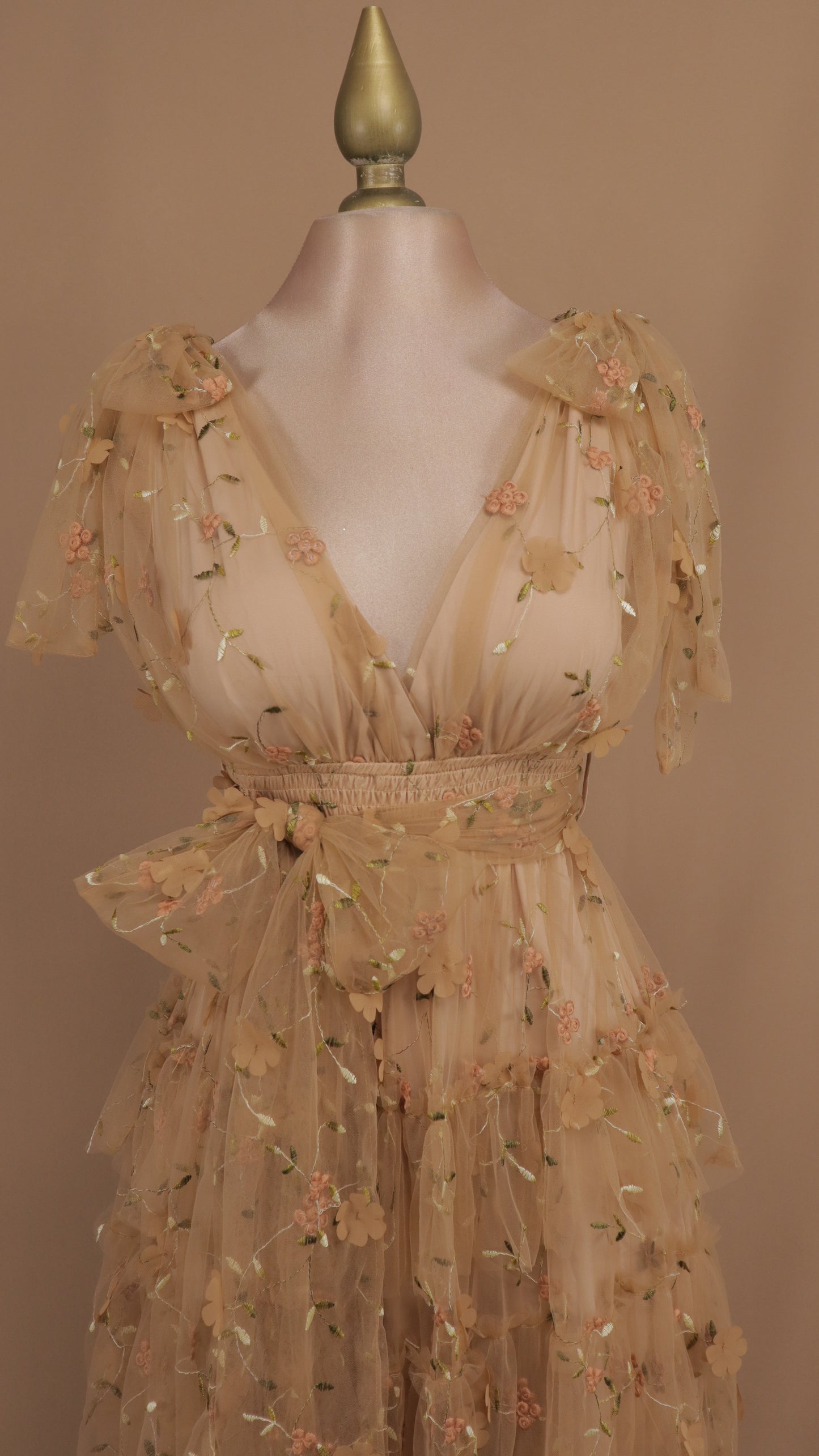 Vestido largo con olanes y bordado en tul